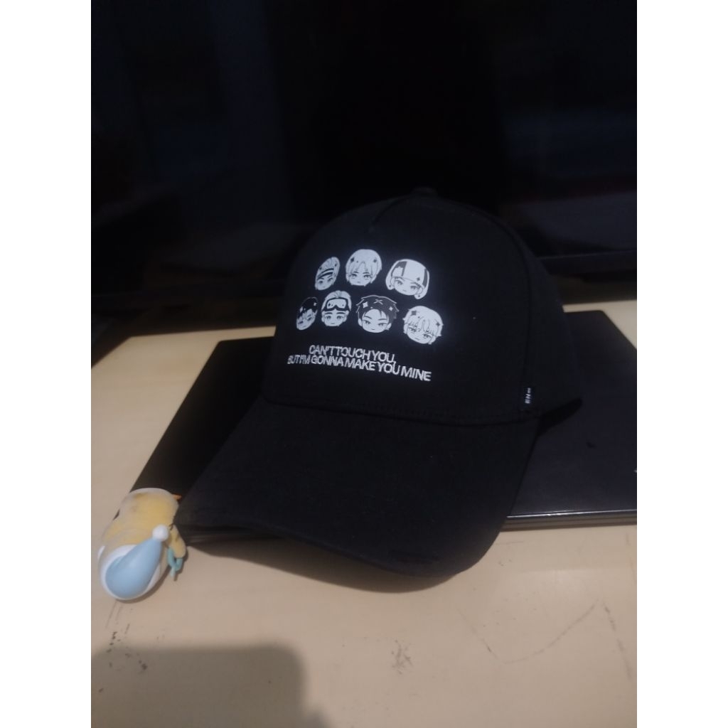 Topi collab miniso x enhypen hitam