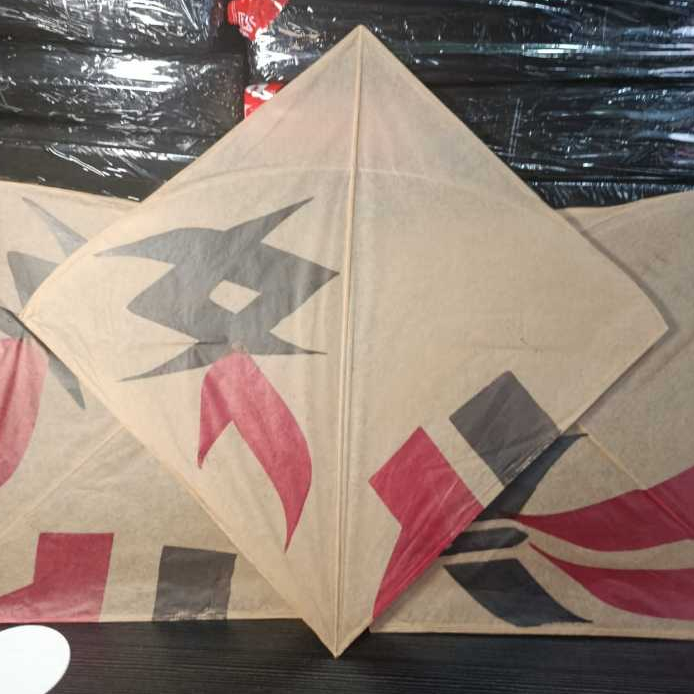 Layangan Seot Super Uk 54 Isi 100 Kertas Coklat Layangan Aduan Turnamen Warna Motif Pulas Random