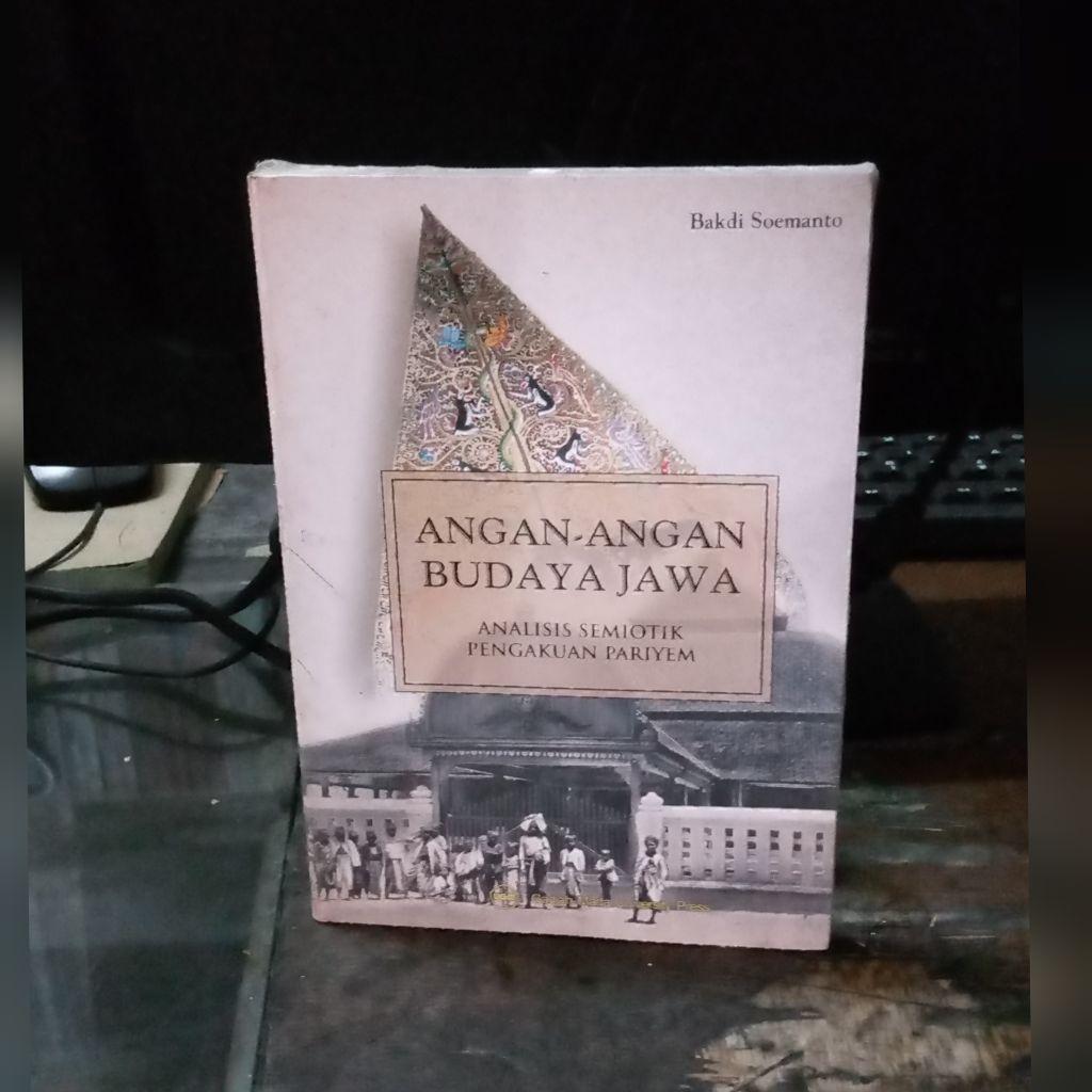 Angan – Angan Budaya Jawa: Analisis Semiotik Pengakuan Pariyem-Penulis: Bakdo Soemanto.