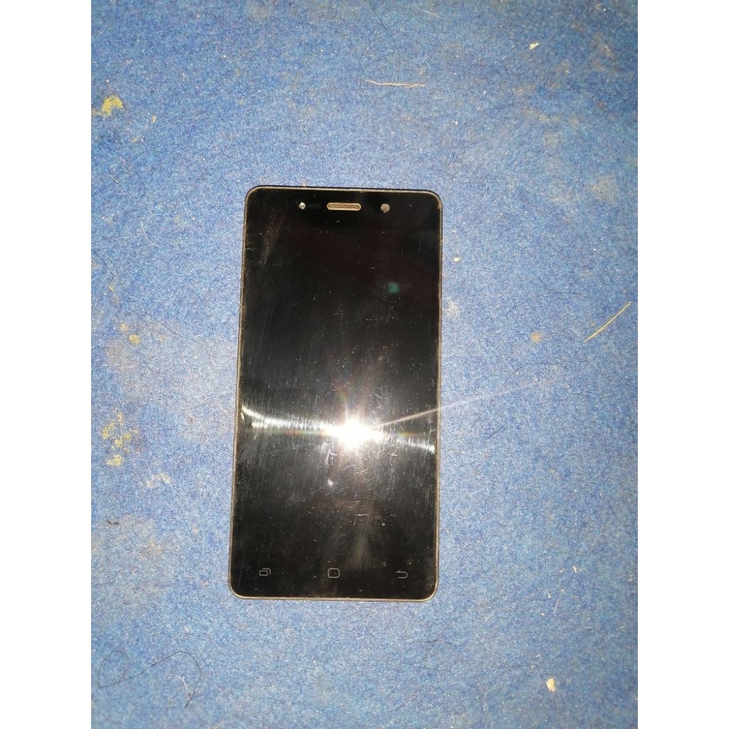 lcd andromax R (l46D1G) ori copotan minus retak sehelai... kami kirim utuh sama barai plus kesing