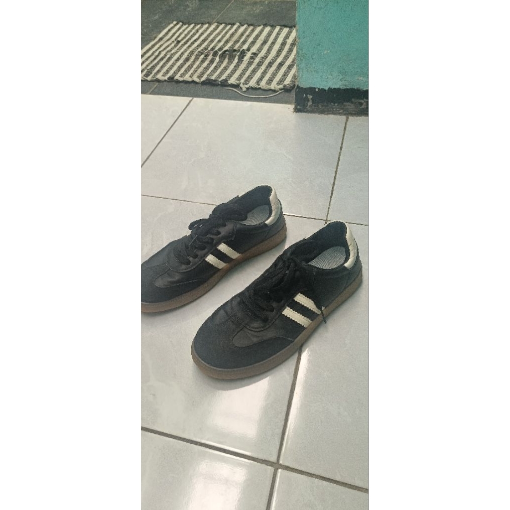 Sepatu Sneaker Pria FRANSISCA RENALDY