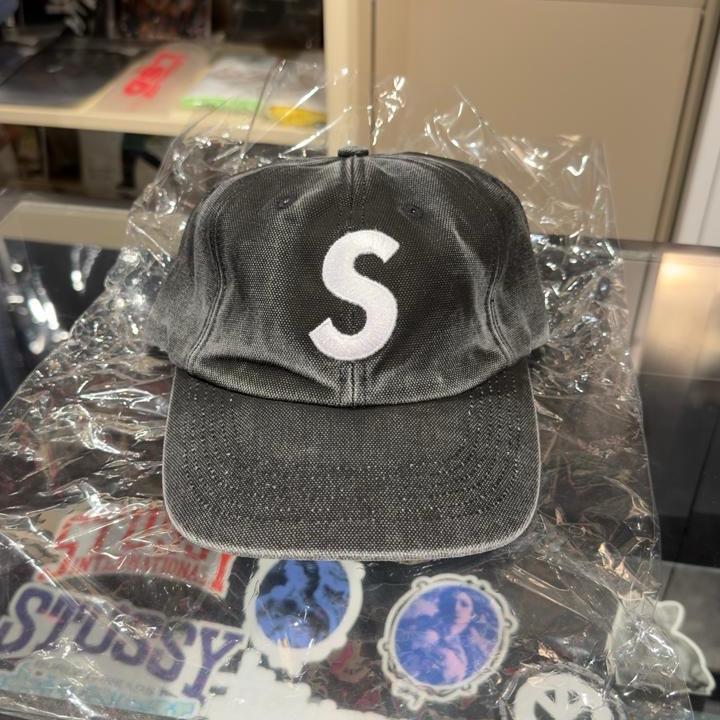 SUPREME - LOGO S 6 PANEL CAP SS26 BLACK WASHED