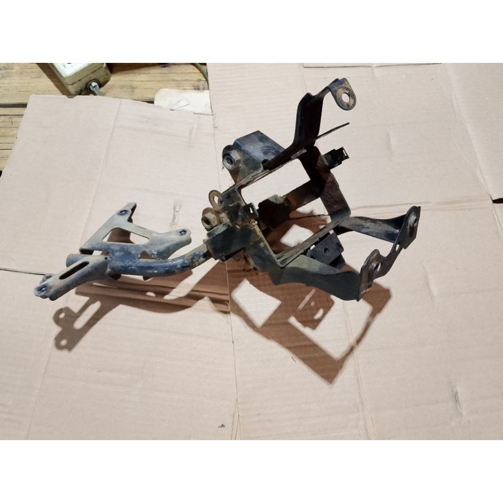 bracket dudukan tempat aki ecu Vario 125 kzr bekas original