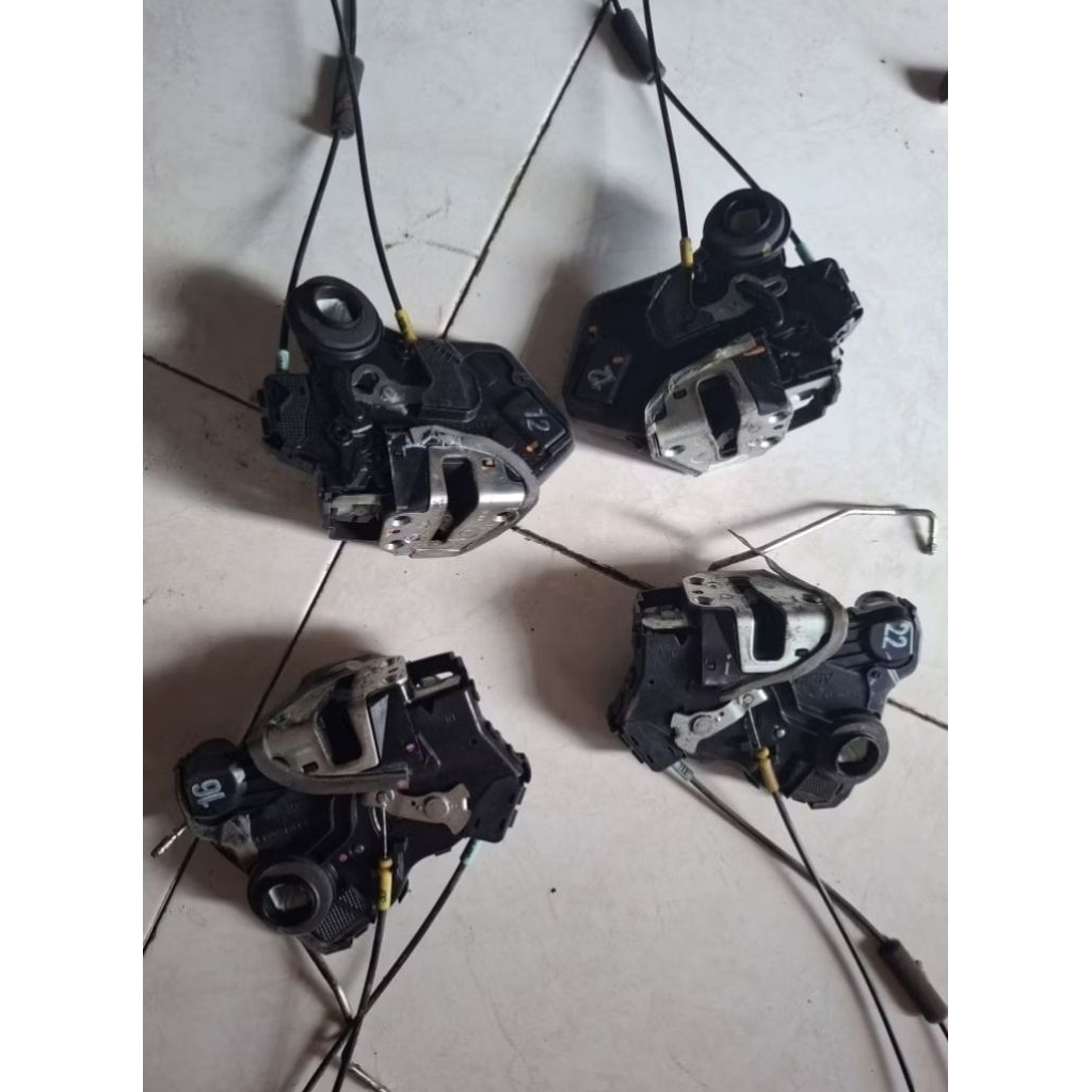Doorlock Pintu Fortuner Hilux Original 2006/2015