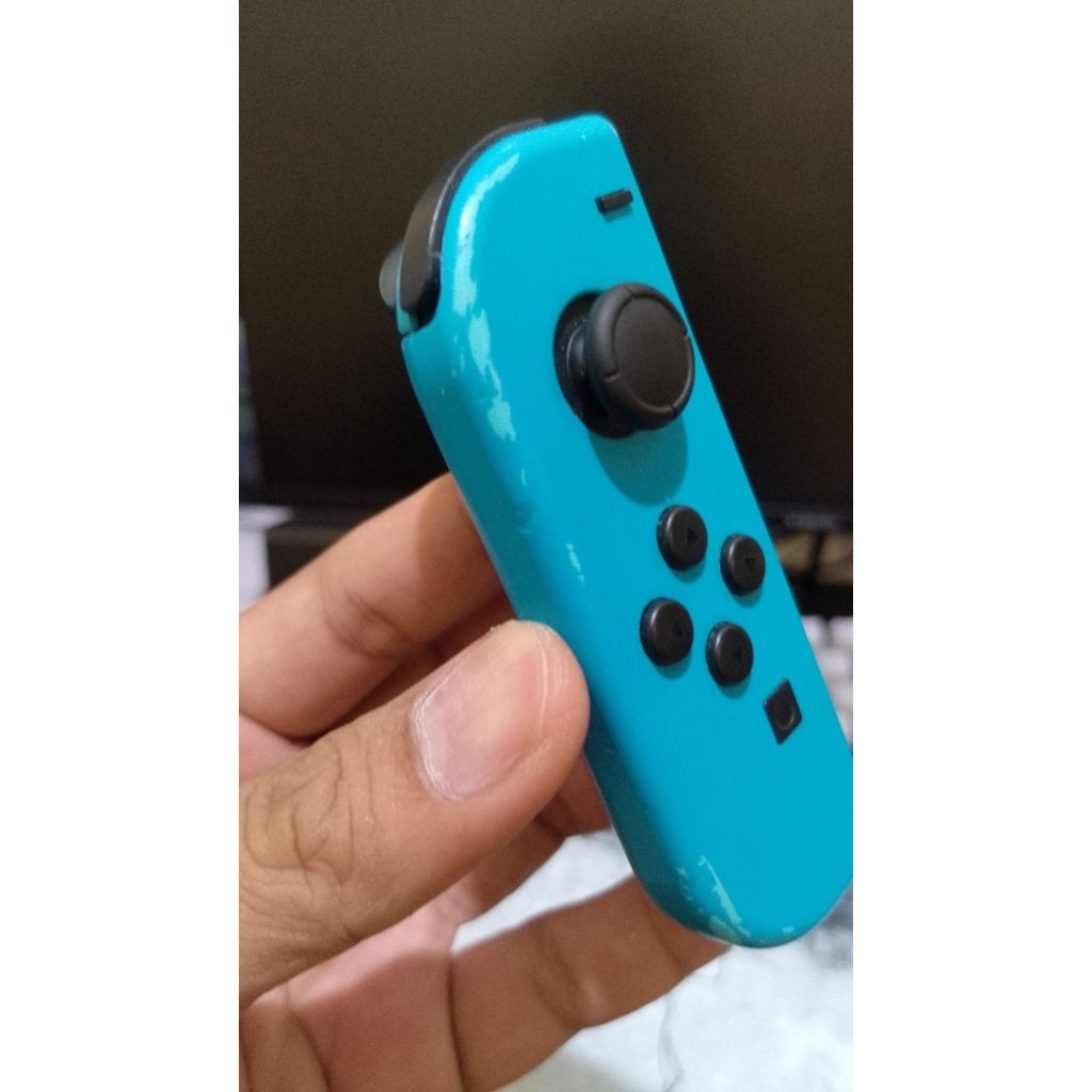 Joycon Nintendo Switch Original fungsi normal (sebelah kiri) + bonus joycon sebelah kanan (rusak)
