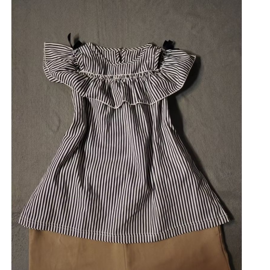 Atasan wanita Abercrombie & Fitch dengan motif garis-garis biru navy dan putih serta gaya bahu terbu