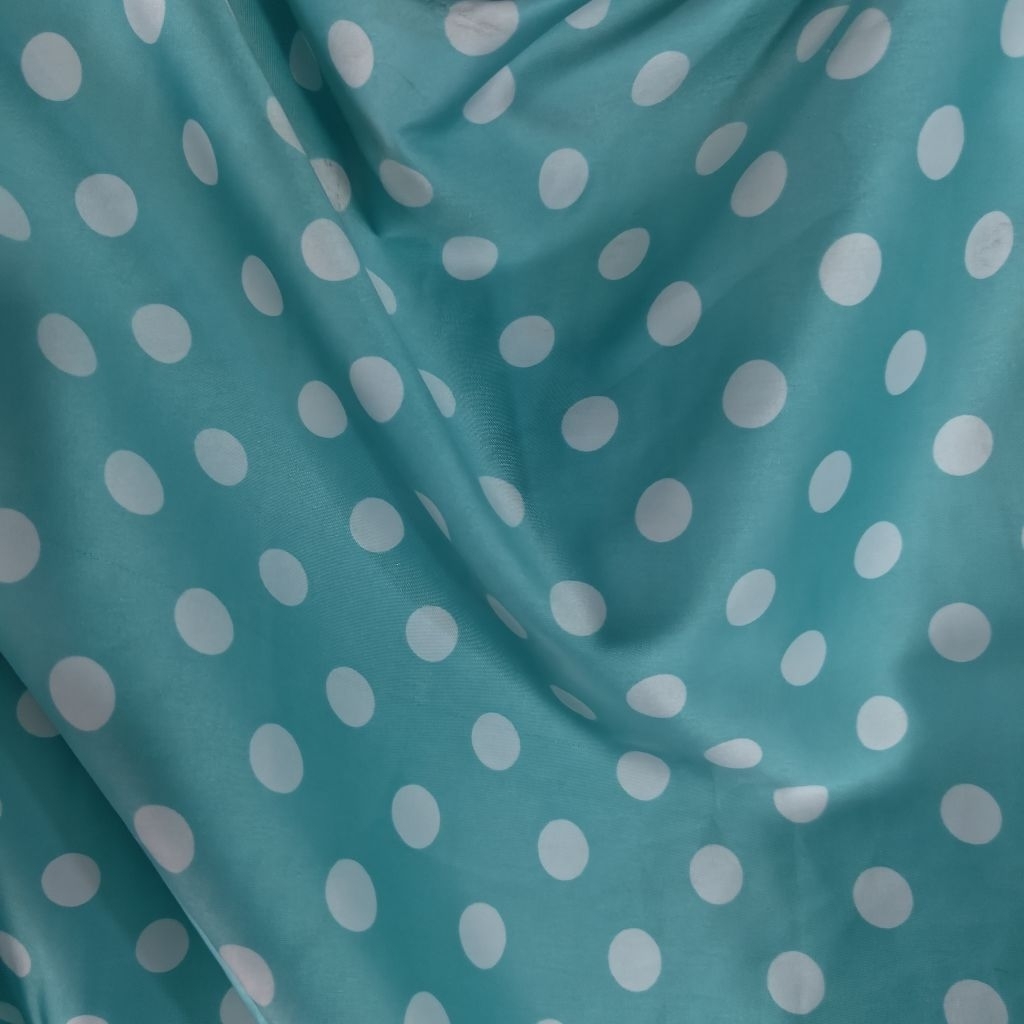KAIN SATIN SILK PREMIUM MOTIF POLKADOT PUTIH DASAR BIRU TOSKA - KAIN SATEN MOTIF DOT HARGA PER SETEN