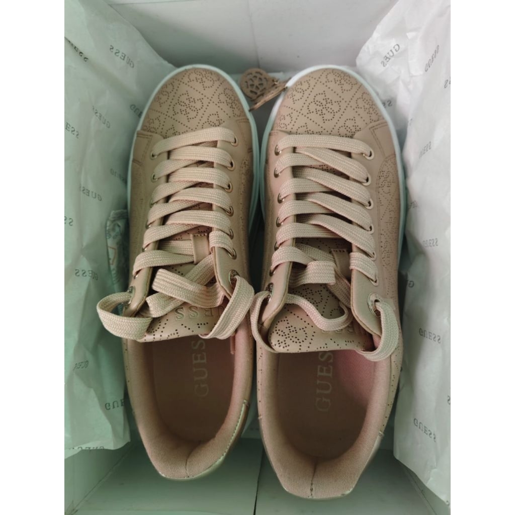 PRELOVED SEPATU GUESS