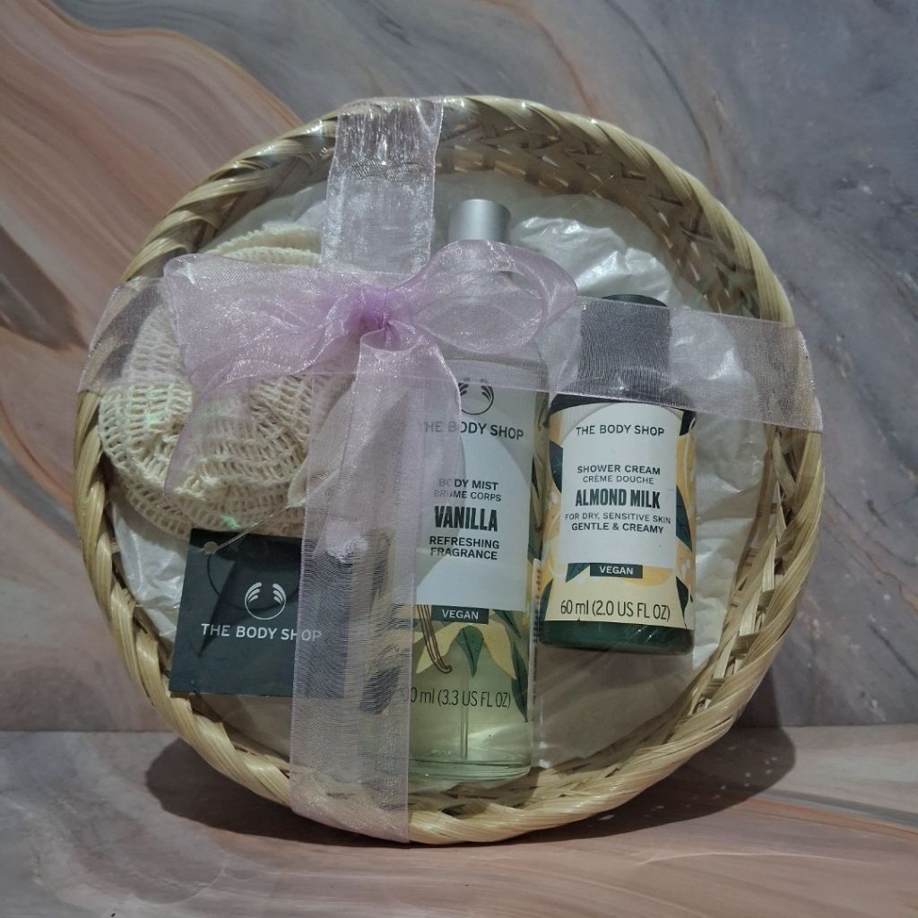 the body shop gift almond milk and vanilla paket seserahan kado