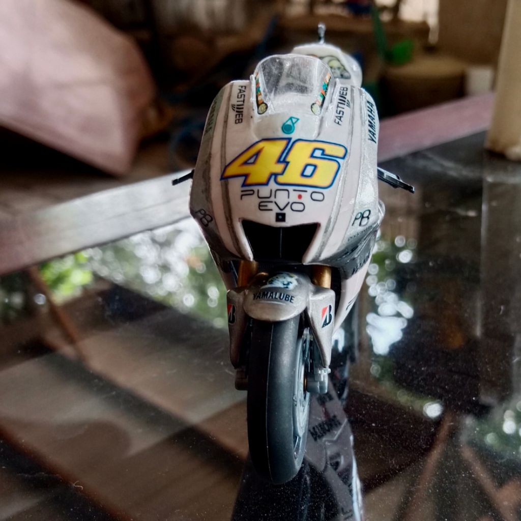 Diecast MotoGP 2009 custom V. Rossi 46 Estoril Yamaha M1, Yalusa Kit 1/18 YLR-M1, no maisto