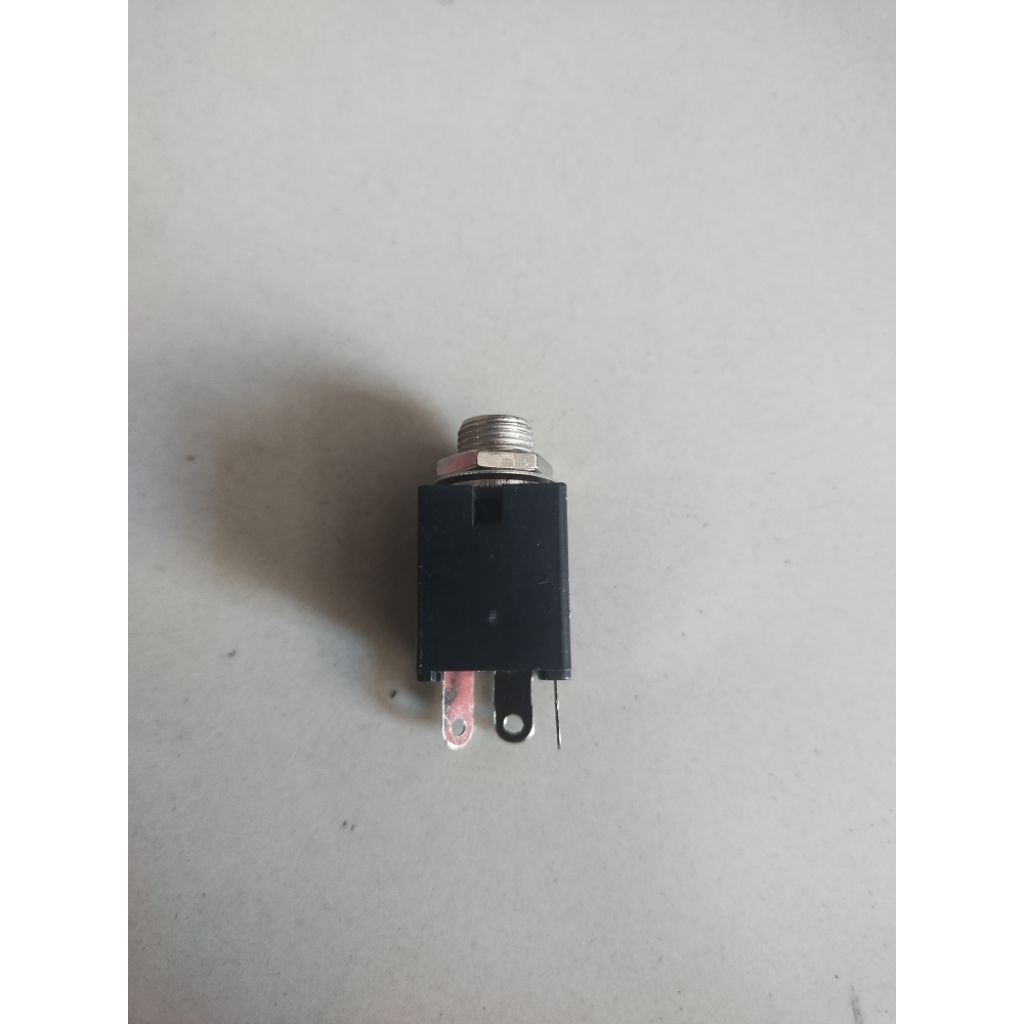 soket mic Akai mono
