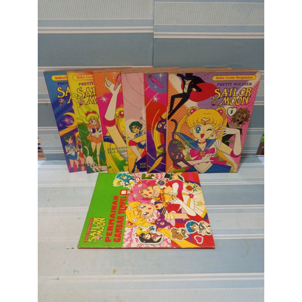 Buku cerita bergambar pretty soldier sailor moon