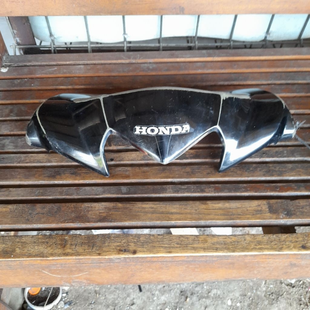 COVER BATOK DEPAN BAGIAN ATAS HONDA REVO ABSOLUT ABSOLUTE , KONDISI BEKAS ORIGINAL