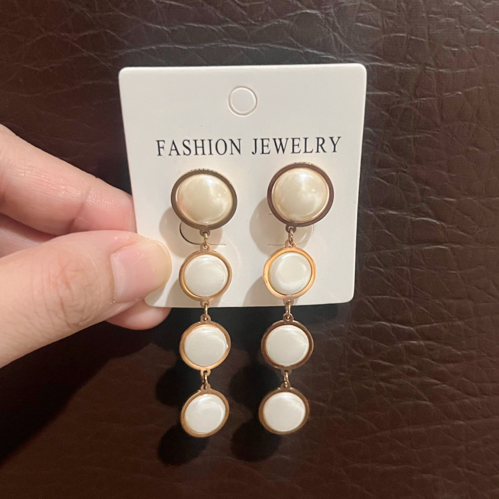 Anting panjang titanium rosegold tone dangle earrings multiple pearl putih
