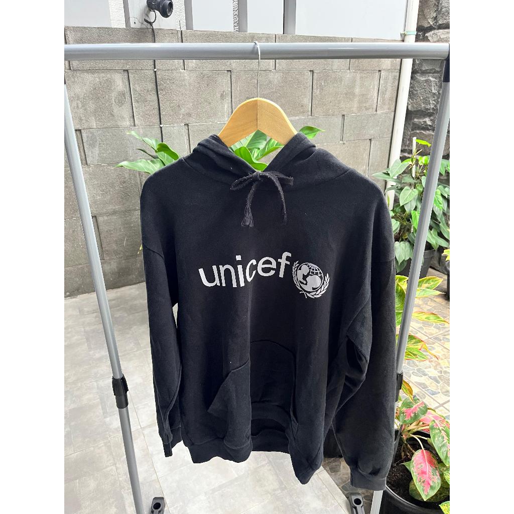 Hoodie Unicef Bekas Berkelas Desain Unik Ukuran Sesuai Model Fashion Wanita Pria