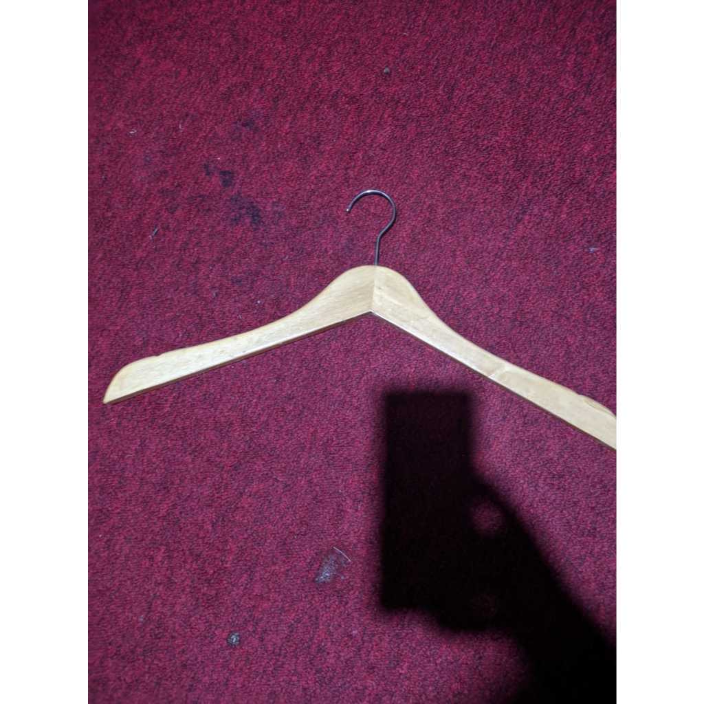 hanger kayu bekas preloved mulus