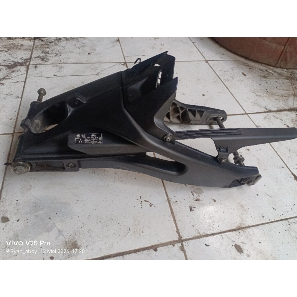 Swing Arm Banana R15  original V3