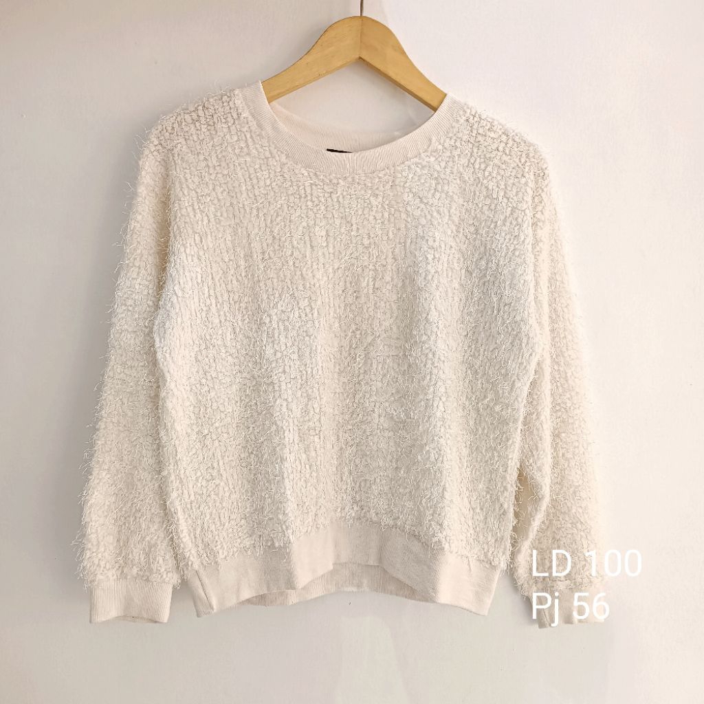 LD 100 - Atasan Fuzzy BW (Mouth Valley)