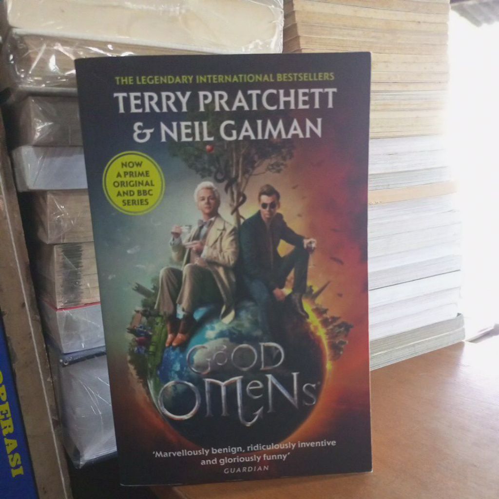 Buku TERRY PRATCHETT & NEIL GAIMAN GOOD OMENS