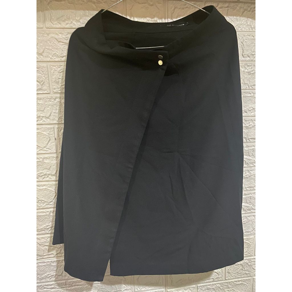 the executive black skirt