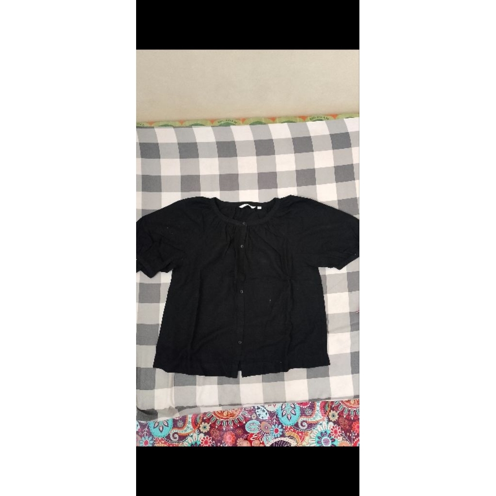 blouse hitam uniqlo