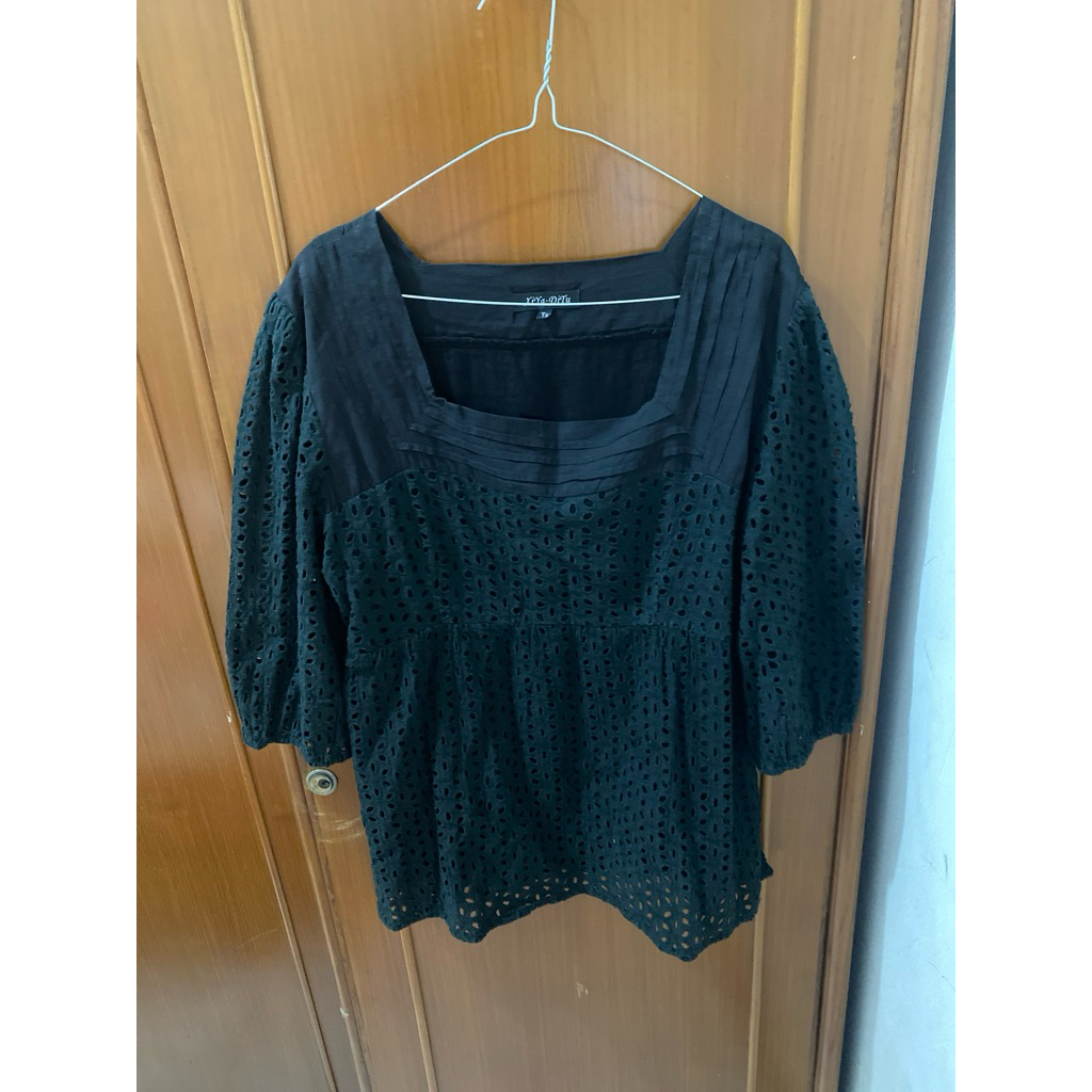 Blouse Bunga-Bunga Hitam