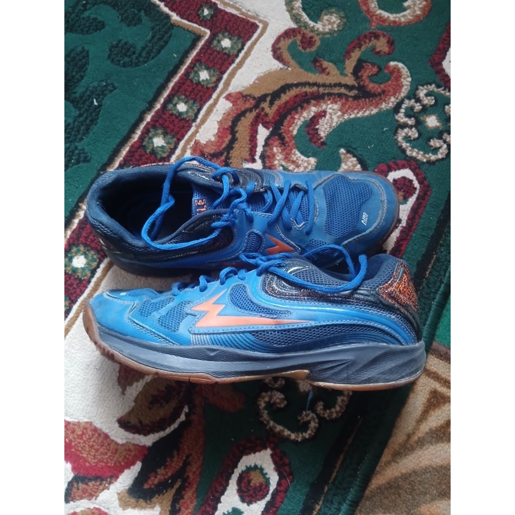 sepatu badminton merk eagle