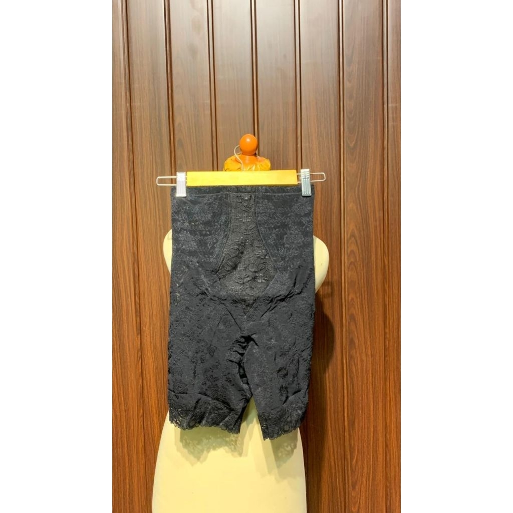 CELANA KORSET RENDA HITAM