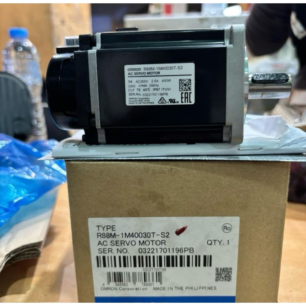 OMRON R88M-1M40030T-S2 SERVO MOTOR