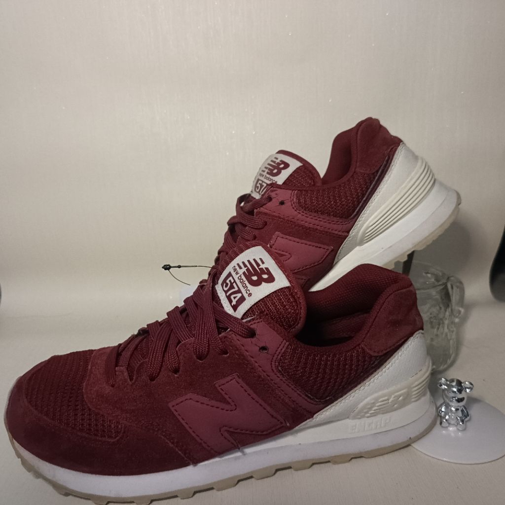Sepatu New Balance 574 Legacy berwarna burgundy