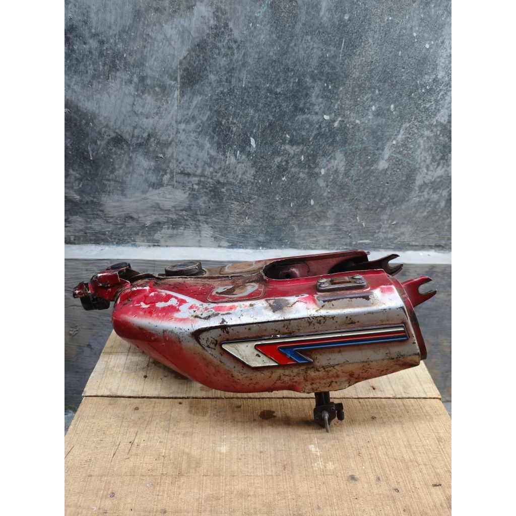 tangki set emblem yamaha v80 tahun 82 merah original