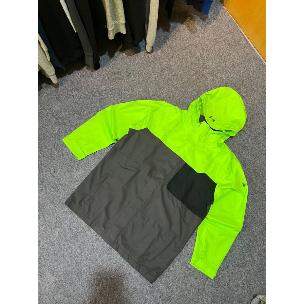 jaket UNDER ARMOUR
