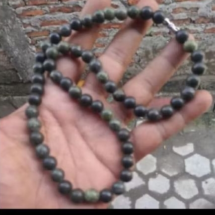 kalung batu akik natural badar besi / black jade 8 mm