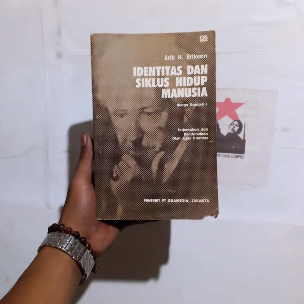 Identitas dan Siklus Hidup Manusia | Erik H. Erikson | Gagasan Tentang Hakekat Hidup & Kehidupan Man