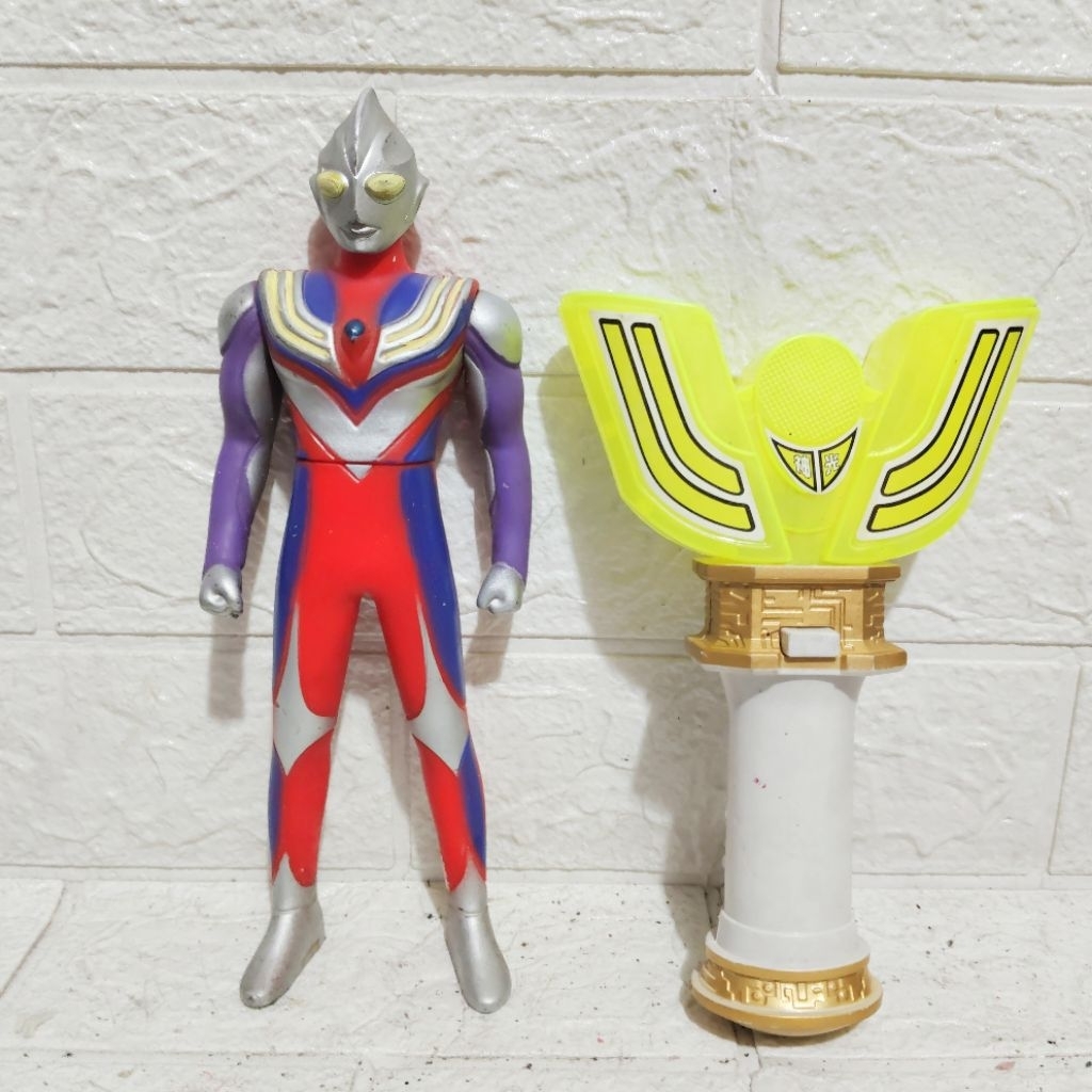 figur ultraman tiga alat berubah wujud ultraman tiga spark replika spark lens ultraman tiga