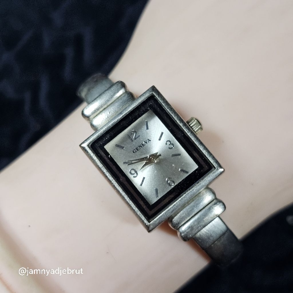 Jam Geneva L-13089 Rectangular Silver Black Bekas