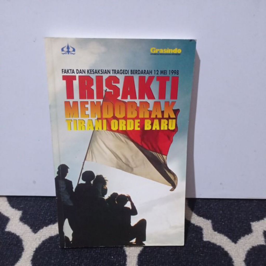 BUKU TRISAKTI MENDOBRAK TIRANI ORDE BARU . FAKTA DAN KESAKSIAN TRAGEDI BERDARAH 12 MEI 1998      REN