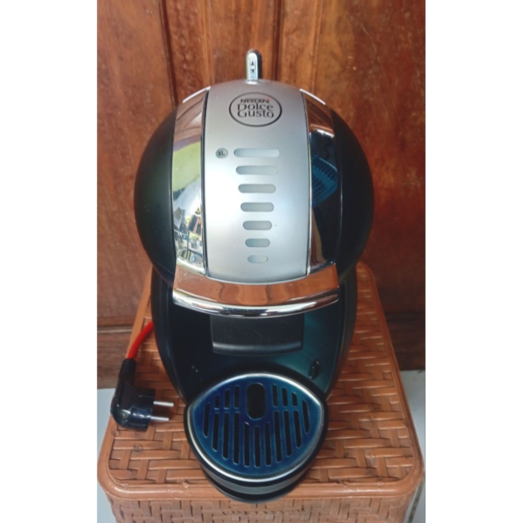 mesin kopi kapsul Nescafe Dolce Gusto Krups, kemungkinan model Genio 2 atau Mini Me