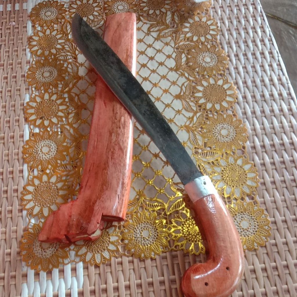 pisau pendek merah
