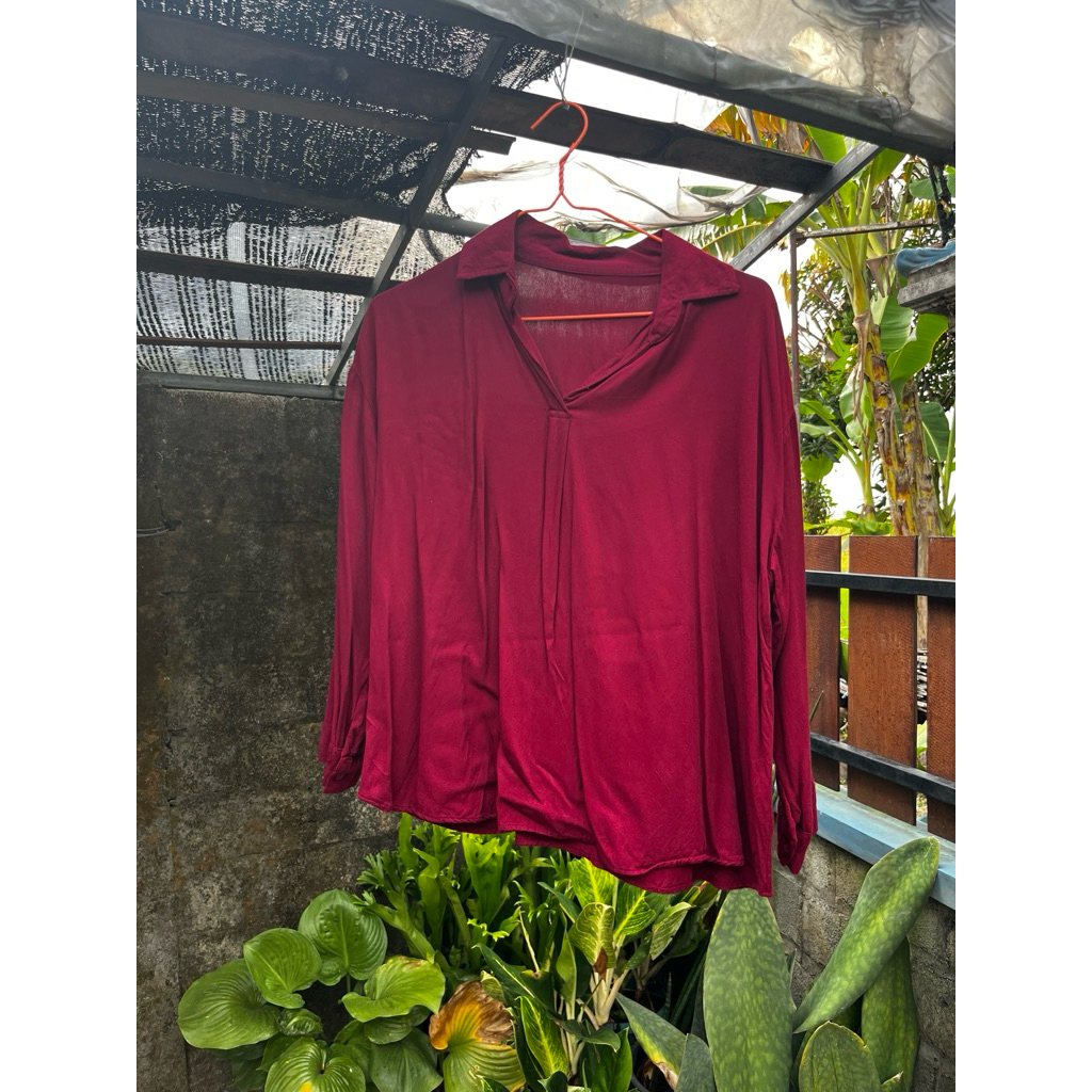 kemeja merah maroon