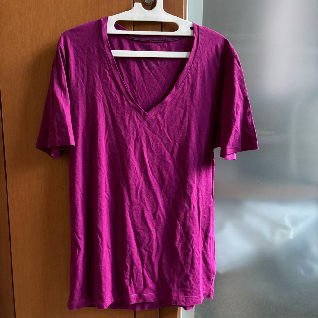 Giordano V neck tshirt - preloved