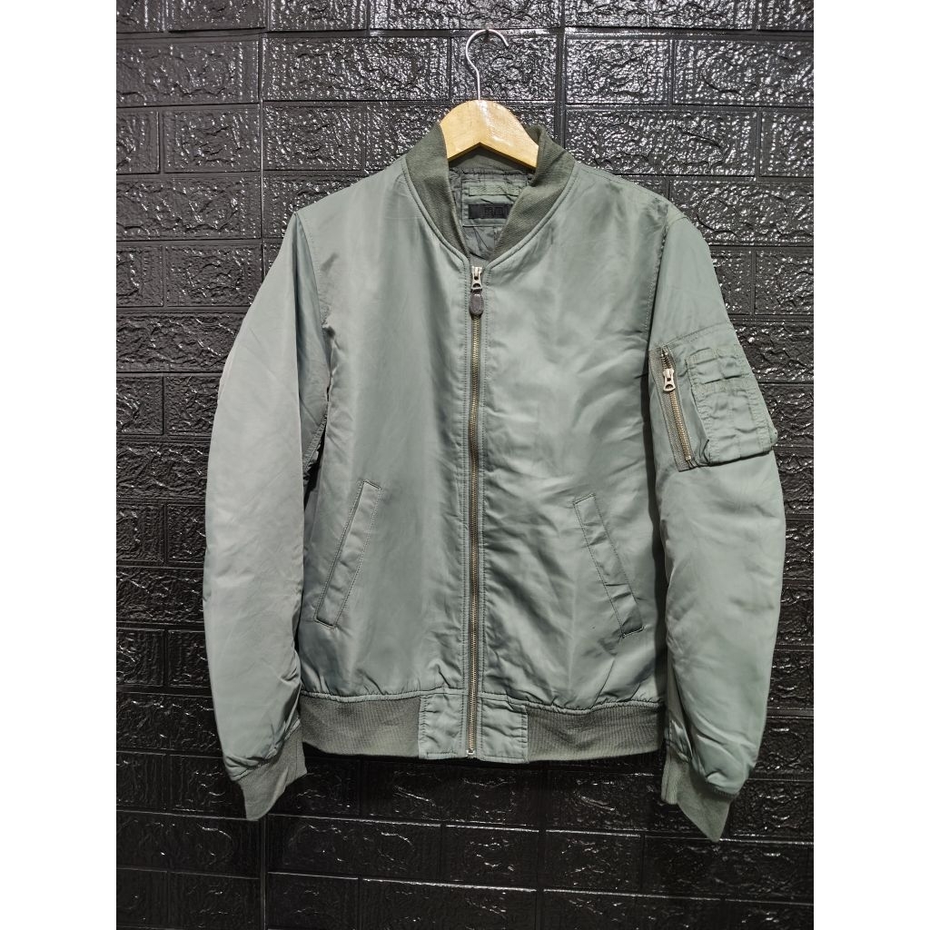 bomber Uniqlo tag hitam