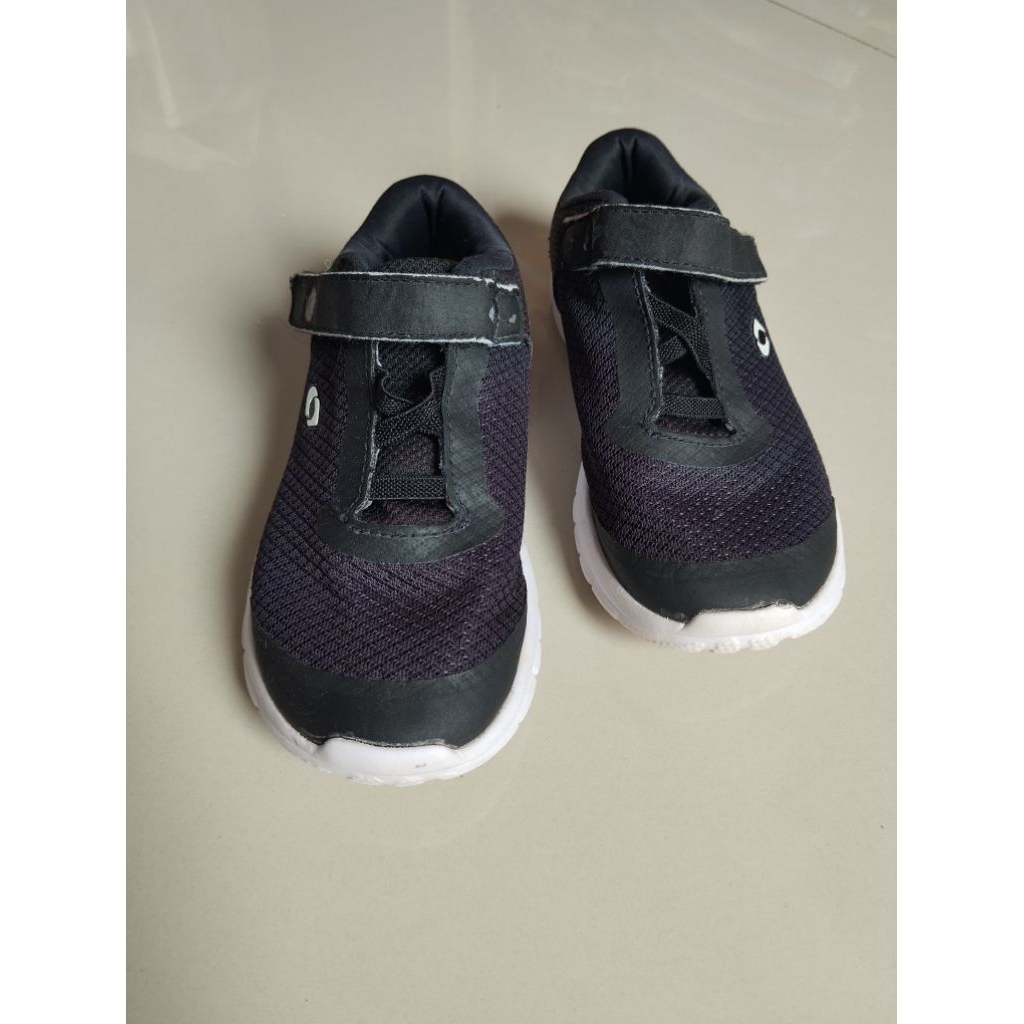 sepatu hitam anak trekkers