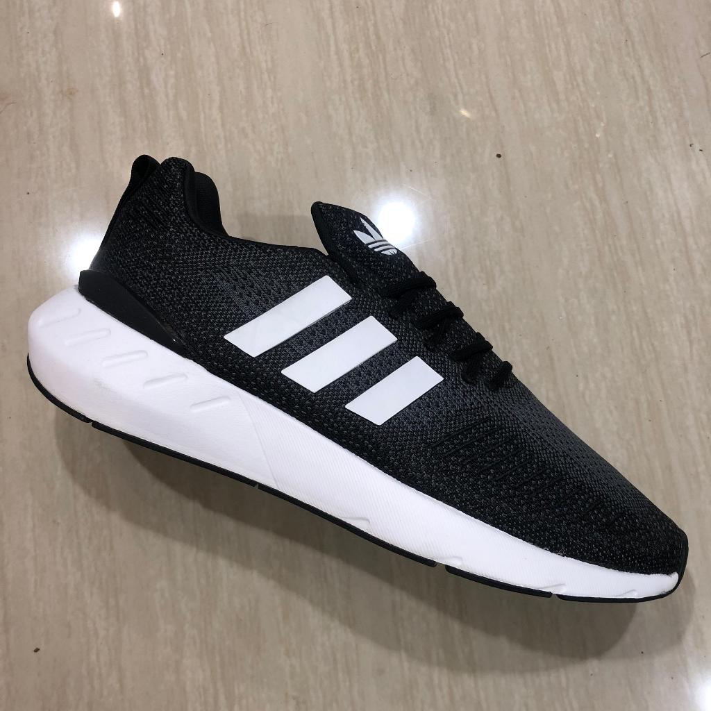 Sepatu Sneakers ADIDAS SWIFT RUN 22 GZ3496