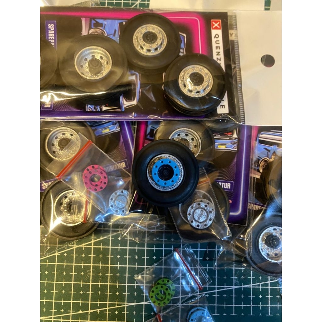BAN KARET DANA PELAJAR QIU TOYS MINIATUR BUS RKC & TRONTON UHD PLUS RING ( FiILAMENT 1:35)