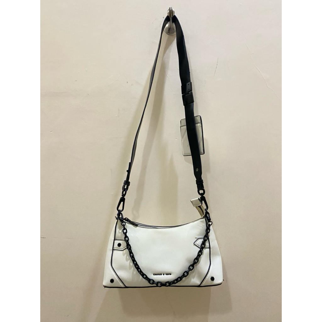 [PRELOVED] Tas Slingbag Selempang CK C&K Putih Charles Keith