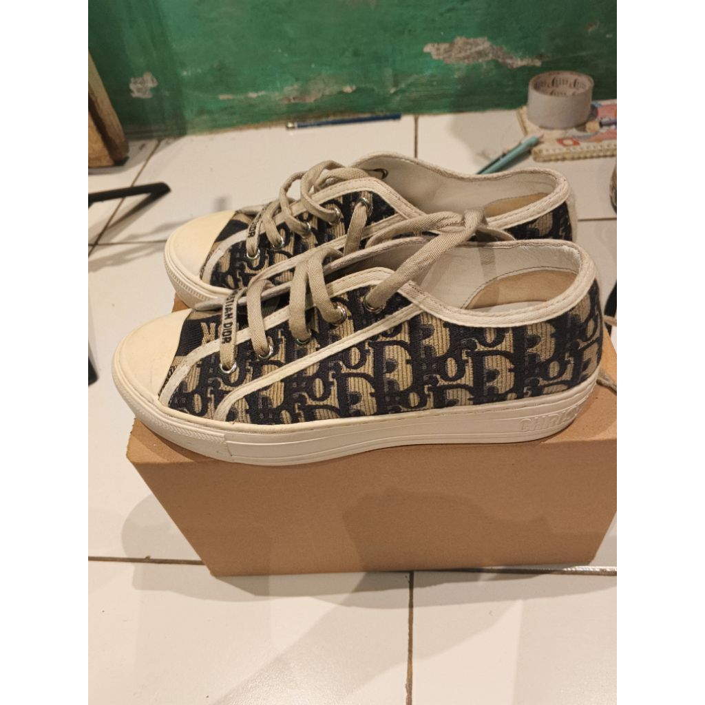 sepatu Christian dior