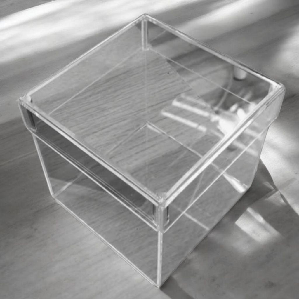 Kotak akrilik 18x18x18cm dengan tutup