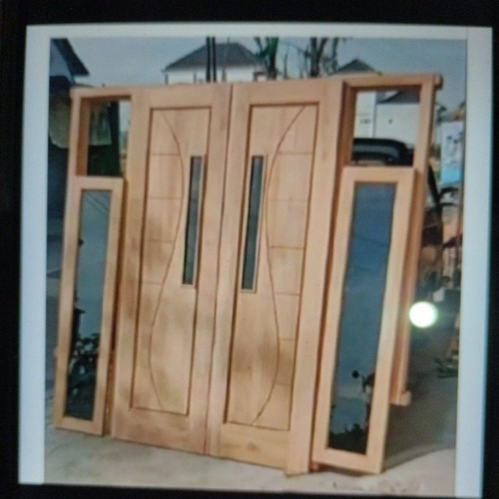 sudah dapat 2 pintu plus  2 jendela dan kusen mengikuti motif seperti gambar