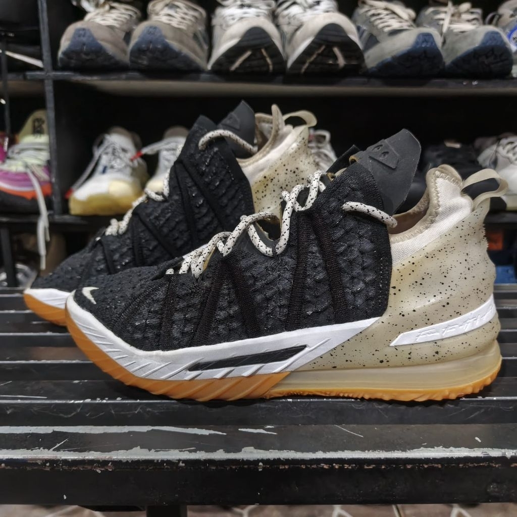 SEPATU SEKEN_LEBRON18 BLACK WHITE GUM - 40